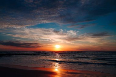 Portekiz 'in Vila Nova de Milfontes kasabasında Atlantik Okyanusu üzerinde gün batımı