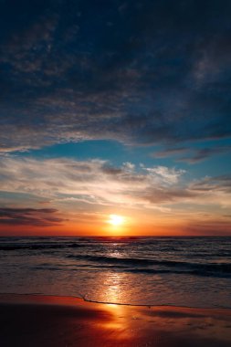 Portekiz 'in Vila Nova de Milfontes kasabasında Atlantik Okyanusu üzerinde gün batımı