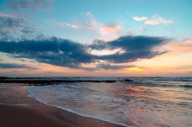 Portekiz 'in Vila Nova de Milfontes kasabasında Atlantik Okyanusu üzerinde gün batımı