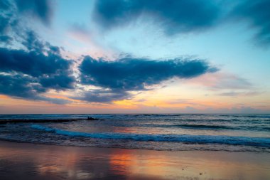 Portekiz 'in Vila Nova de Milfontes kasabasında Atlantik Okyanusu üzerinde gün batımı