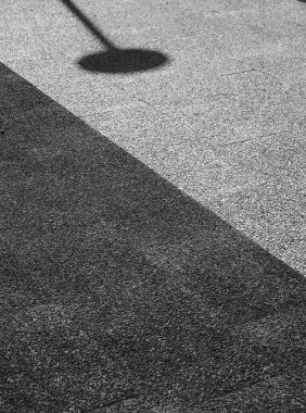 Portekiz mimarisinde siyah beyaz minimalizm. Geometri, yansıma