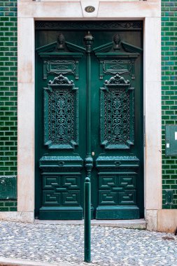 Portekiz 'in Atlantik kıyısındaki bir şehrin renkli kapıları