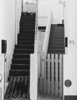 Portekiz mimarisinde siyah beyaz minimalizm. Geometri, yansıma