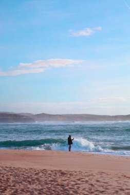İnsan ve Portekiz kıyısındaki sınırsız Atlantik Okyanusu