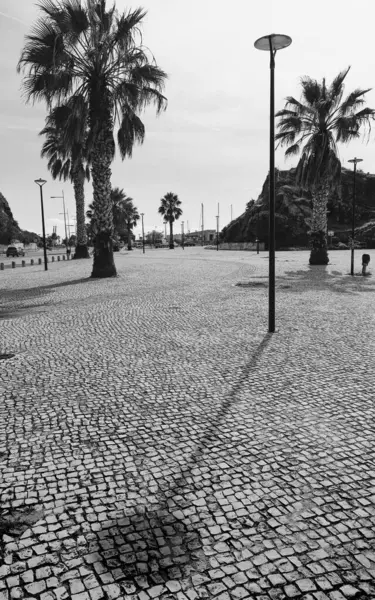 Portekiz Sines şehrinin siyah beyaz geometrisi