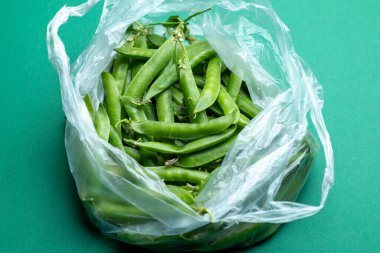 Paketleme makrosu içinde yeşil bezelyeler