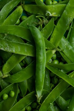 Soyulmuş bezelye yığını üzerinde koca bir bezelye sapı