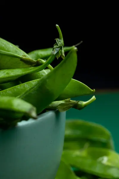 Sulu yeşil bezelyeler bir tabak makro dokusuna yakın.