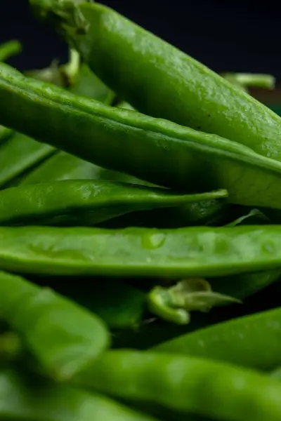 Sulu yeşil bezelyeler makro dokuyu kapatır