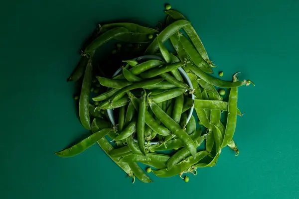 Yeşil arkaplanda yeşil fasulye