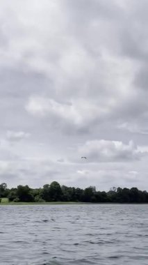 Kanodaki adam leyleği izliyor.