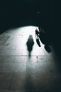 Şehirdeki insanların ve nesnelerin sert ışığı ve gölgesi