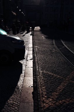 Şehirdeki insanların ve nesnelerin sert ışığı ve gölgesi