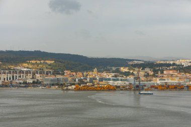 Diğer kıyıdan Disabon şehrinin tarihi bölümü ve limanının görüntüsü
