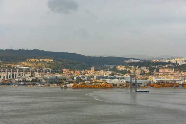Diğer kıyıdan Disabon şehrinin tarihi bölümü ve limanının görüntüsü