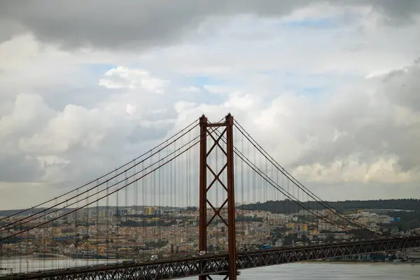 Lizbon 'da 25 Nisan Köprüsü