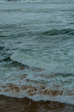 Atlantik Okyanusunun açık, fırtınalı suları