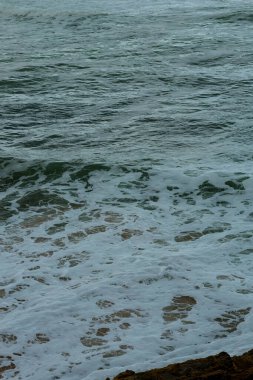 Atlantik Okyanusunun açık, fırtınalı suları