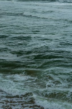 Atlantik Okyanusunun açık, fırtınalı suları