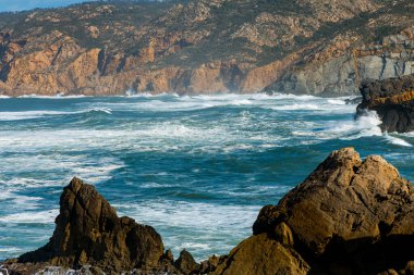 Kayalıklar ve fırtınalı Atlantik Okyanusu