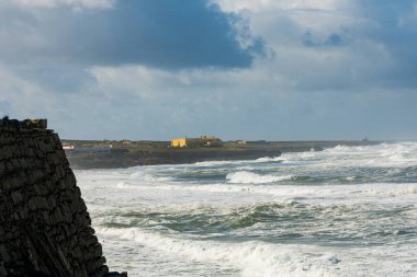 Kayalıklar ve fırtınalı Atlantik Okyanusu
