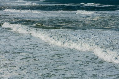 Atlantik Okyanusunun açık, fırtınalı suları