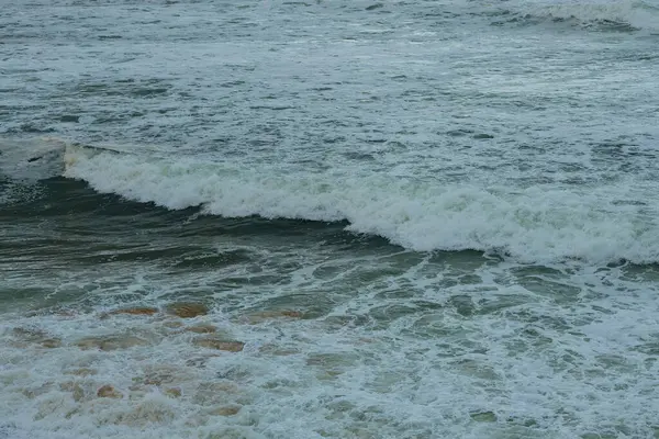 Atlantik Okyanusunun açık, fırtınalı suları