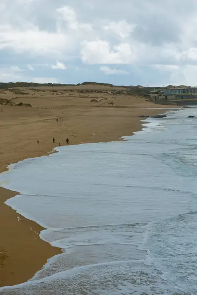 Atlantik Okyanusu kıyısındaki insanlar