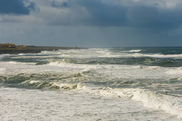 Kayalıklar ve fırtınalı Atlantik Okyanusu