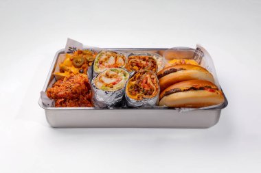 Beyaz arka planda hamburger, shawarma ve patates kızartması.