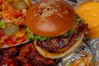 Burgerler sokak yemeklerinin arka planında.