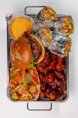 Beyaz arka planda hamburger, shawarma ve patates kızartması.