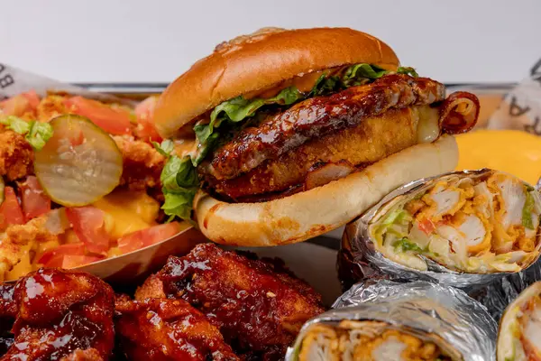 Beyaz arka planda hamburger, shawarma ve patates kızartması.