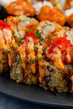 Suşi tempura içinde yuvarlanıyor. Yakın çekim makro.