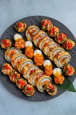 Somon ve sebzeli suşi. Japon mutfağı..