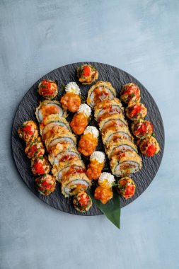 Somon ve sebzeli suşi.