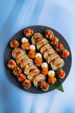 Suşi, somon, avokado, salatalık, somon, somon. Suşi.