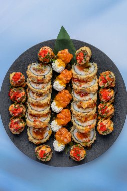 Japon suşisi siyah taştan bir tahtada.