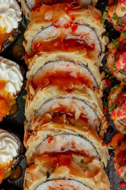 Suşi tempura içinde yuvarlanıyor. Yakın çekim makro.