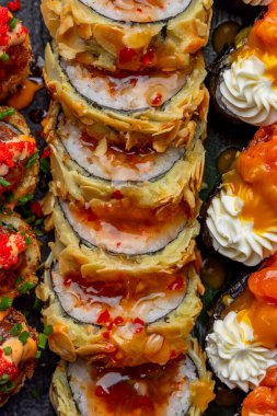 Suşi tempura içinde yuvarlanıyor. Yakın çekim makro.