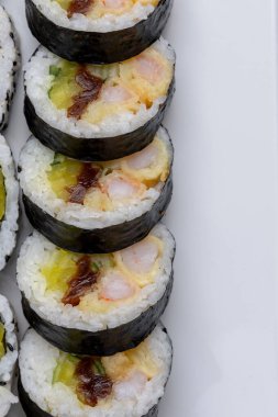 Suşi maki yuvarlar. Makroyu metin için yer açarak kapat.