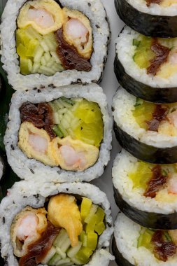 Suşi maki sarıyor. Makroyu kapat.