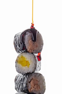 Maki suşisi sosla yakından dolduruluyor.