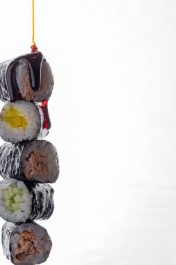 Maki suşisi sosla yakından dolduruluyor.