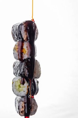 Maki suşisi sosla yakından dolduruluyor.