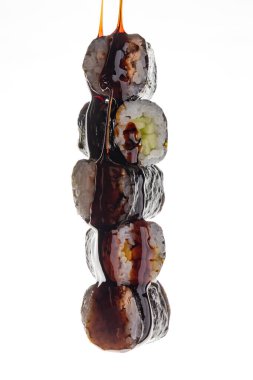 Maki suşisi sosla yakından dolduruluyor.