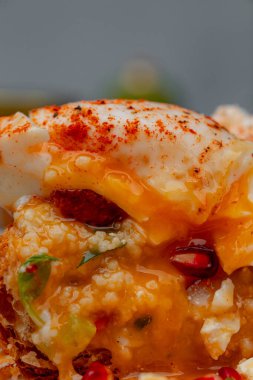 Yumurta ve domatesli kruvasan yakın plan kesilmiş.