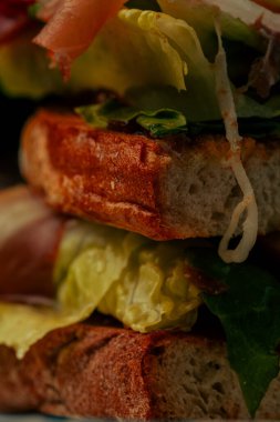 Prosciutto, armut, peynir ve soslu sandviç.