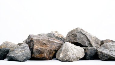 Kayalar yıpranmış taşlar beyaz arkaplanda tek başlarına duruyorlar..