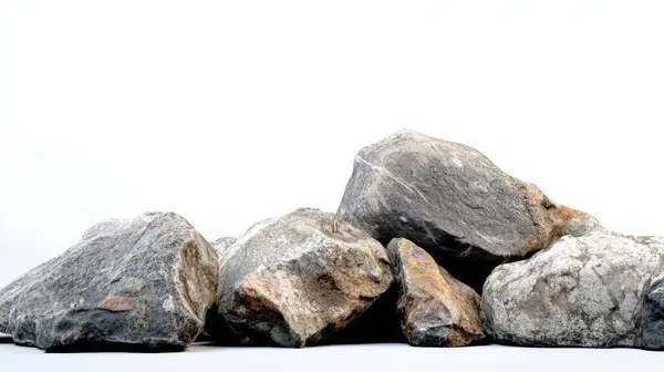 Kayalar yıpranmış taşlar beyaz arkaplanda tek başlarına duruyorlar..